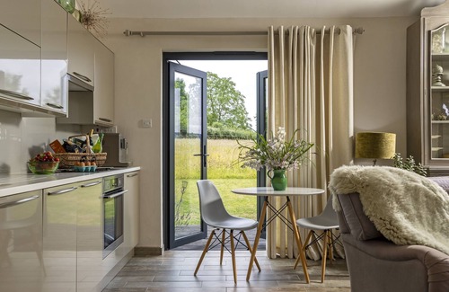 Ludwel House | Intimate Romantic Getaway: One Bedroom with Kitchen