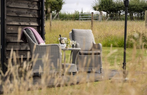 Ludwel House | Intimate Romantic Getaway: One Bedroom with Kitchen