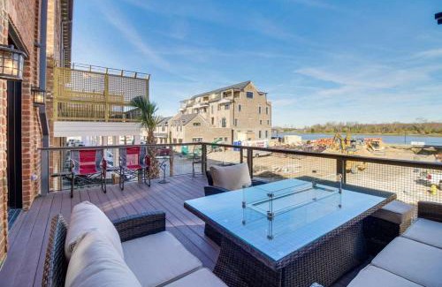 Hitch Village - Fred Wessels Homes House | Luxurious Savannah Townhome with River views