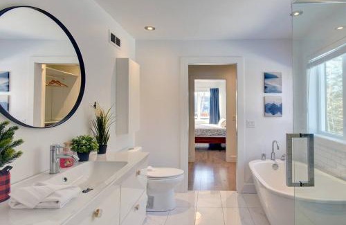 Saint-Faustin-Lac-Carre Ski Chalet | Elegant Scandinavian Golf Chalet with Private Spa Retreat