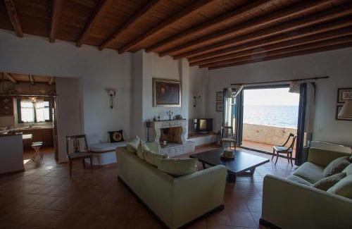 Kontos Apartment | Luxurious Sea Side 3 Bedroom House Aegina Island