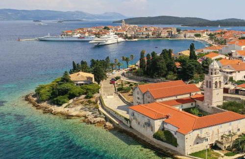 Cove Tri Zala (Zrnovo) Villa | Seafront Villa Sea la Vie with Private Infinity Pool