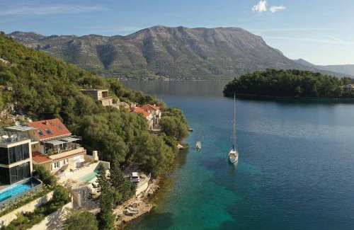 Cove Tri Zala (Zrnovo) Villa | Seafront Villa Sea la Vie with Private Infinity Pool