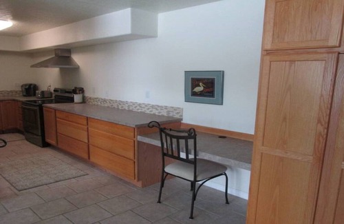 Rabbit Creek Apartment | Serene Hillside Studio with Spa and Breakfast Included