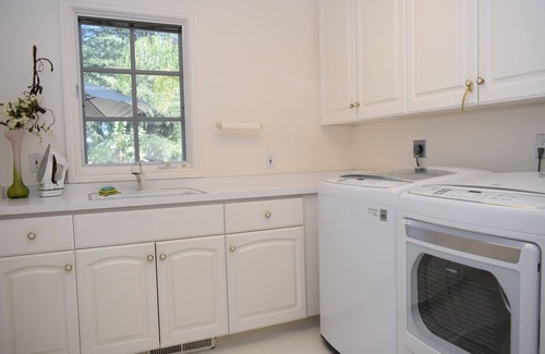 Saratoga Villa | Private Villa Retreat with Kitchen and Breakfast Included