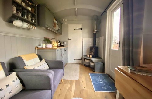 Kippen Cabin | Cozy Shepherds Hut with Hot Tub in the Scenic Trossachs