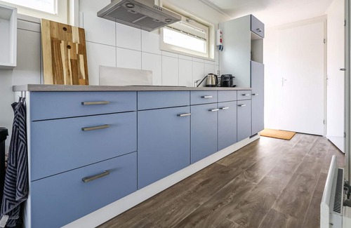Leimuiden Boat Rental | Experience a Unique Floating Home by the Marina
