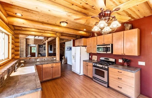 C-Road Cabin | Family-Friendly Log Cabin with Pool & Breakfast, Rated 9.8