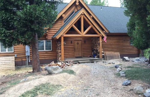 C-Road Cabin | Family-Friendly Log Cabin with Pool & Breakfast, Rated 9.8
