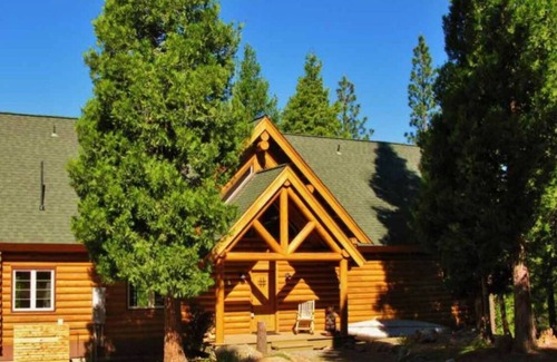C-Road Cabin | Family-Friendly Log Cabin with Pool & Breakfast, Rated 9.8
