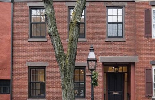 Bay Village House | Impeccable Townhome with Kitchen and Breakfast Included