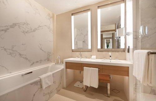 Downtown Dubai Apartment | Elegant Retreat in Downtown Dubai with Oceanfront Views