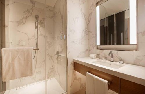 Downtown Dubai Apartment | Elegant Retreat in Downtown Dubai with Oceanfront Views