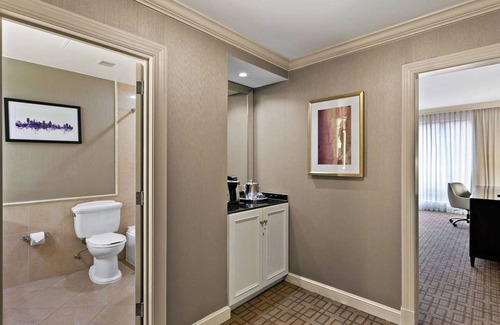Downtown Baltimore Hotel | Prime Staycation Retreat in Baltimore with Indoor Pool & Pets