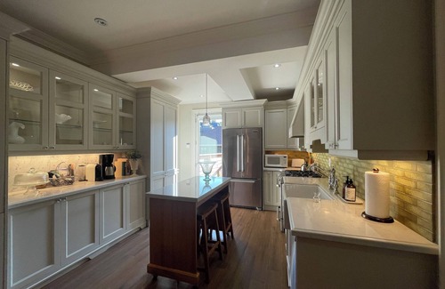 Palmerston House | Luxurious Suite in the Heart of Little Italy