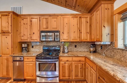 Truckee Cabin | Idyllic Tahoe Donner Cabin with Hot Tub & Pool Table