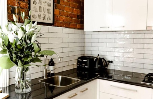 Bendigo House | Elegant Terrace Home Steps from the Heart of Town