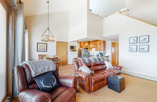 Wildernest Condo | Top-Floor Condo with Balcony, Great Views & WiFi