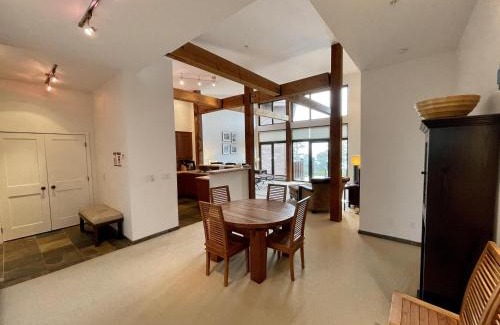 Ucluelet Apartment | Elegant Top Floor Villa with Ocean Views - Perfect for Families