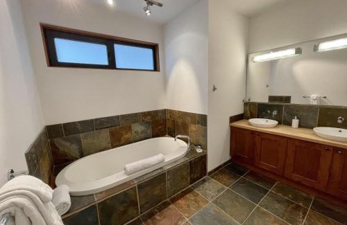 Ucluelet Apartment | Elegant Top Floor Villa with Ocean Views - Perfect for Families