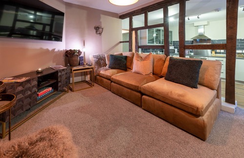 Shrewsbury Apartment | Stylish Town-Centre Apartment with Family-Friendly Amenities