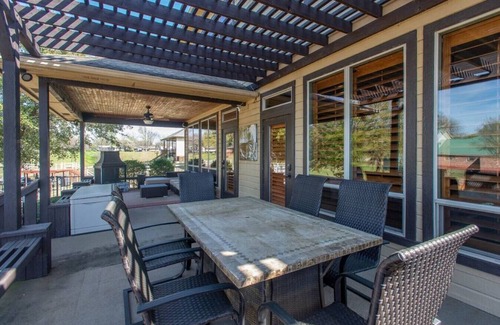 Carolyn Estates House | Tranquil 4BR Lakefront Villa with Stunning Views & Breakfast