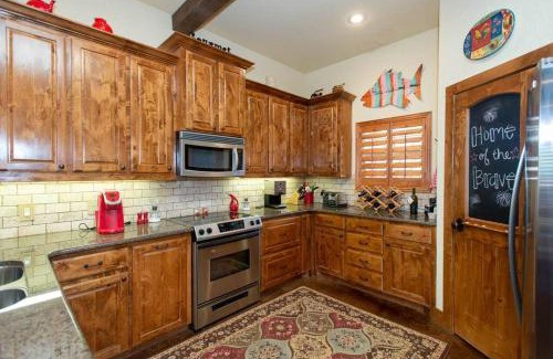 Carolyn Estates Villa | Tranquil 4BR Lakefront Villa Perfect for Family Retreats