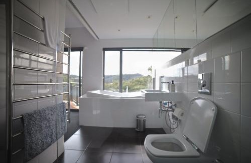 Geilston Bay House | Tranquil Private Retreat with Kitchen Amenities - Rated 9/10