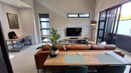 Menlo Park Apartment | Elegant Upmarket Apartment with Kitchen & Wheelchair Access