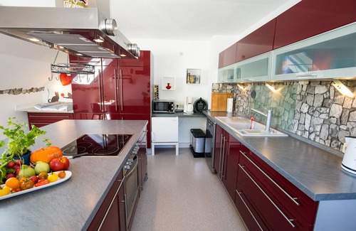 Nordhalben House | Tranquil Vacation Apartment with Pool and Ocean View