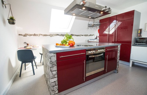 Nordhalben House | Tranquil Vacation Apartment with Pool and Ocean View
