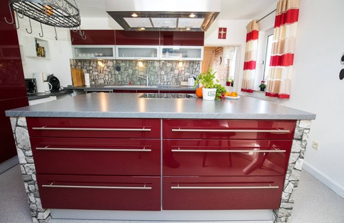 Nordhalben House | Tranquil Vacation Apartment with Pool and Ocean View