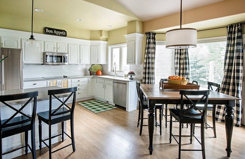 Monument House | Guest Rated 10/10: Mountain & Lake View Vacation Home