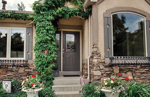 Monument House | Guest Rated 10/10: Mountain & Lake View Vacation Home