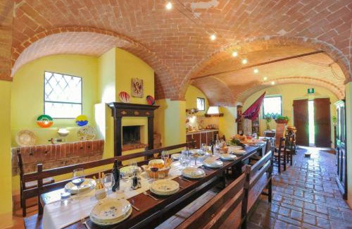 Monteroni d'Arbia Villa | Beautiful Villa in Monteroni d'Arbia with Pool & Pet-Friendly
