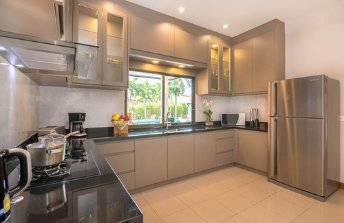 Nong Prue Villa | Elegant Villa Pattaya Hill with Oceanfront Pool Access