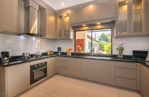 Nong Prue Villa | Elegant Villa Pattaya Hill with Oceanfront Pool Access
