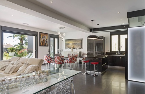 Villenave-d'Ornon Villa | Exquisite Villa with Heated Pool in Bordeaux - 10/10 Rated