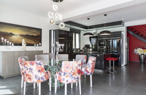 Villenave-d'Ornon Villa | Exquisite Villa with Heated Pool in Bordeaux - 10/10 Rated