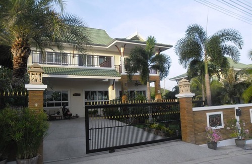 Hin Lek Fai House | Elegant Villa with Private Pool and Jacuzzi Retreat