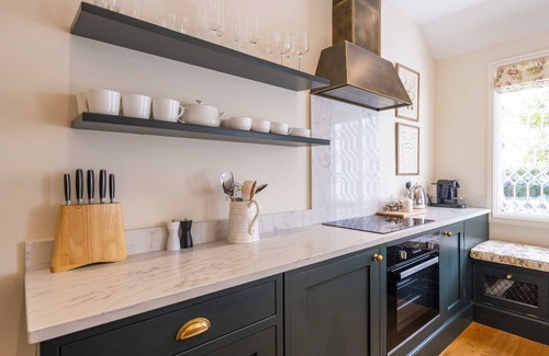 Henley House | Cozy Vineyard Retreat at Stanlake Park with Kitchen Access