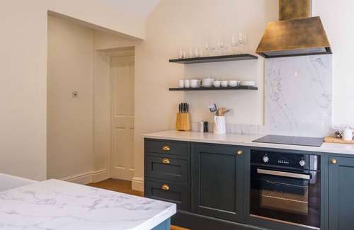 Henley House | Cozy Vineyard Retreat at Stanlake Park with Kitchen Access