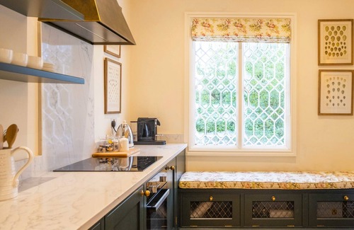 Henley House | Cozy Vineyard Retreat at Stanlake Park with Kitchen Access