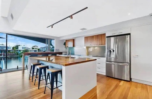 Pelican Waters House | Waterfront 5BR Canal Home in Caloundra - Rated 10/10