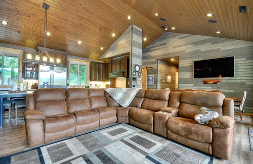 Ridgefield Cabin | Exquisite Waterfront Retreat with Private Pond & Spa