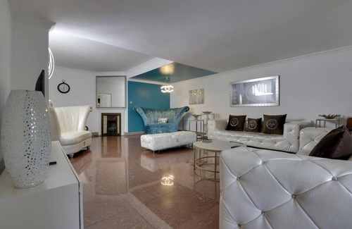 London Borough of Ealing House | Luxurious West London Retreat With Hot Tubs & Easy Access to Central London