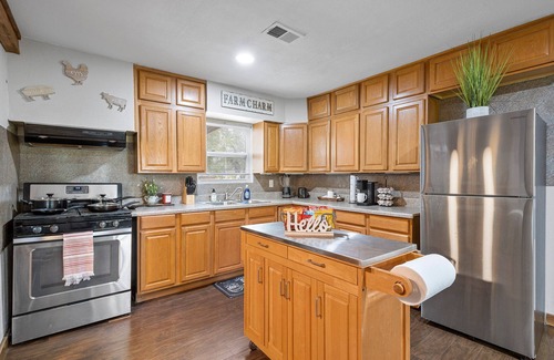Southeast Houston House | Cozy Western Home with Firepit & Ocean Views, Rated 9.2