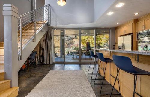 Geyserville House | Elegant Wine Country Retreat with Hot Tub & Family Welcome