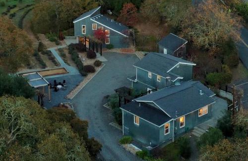 Geyserville House | Elegant Wine Country Retreat with Hot Tub & Family Welcome