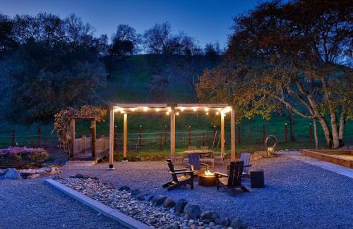Geyserville House | Elegant Wine Country Retreat with Hot Tub & Family Welcome